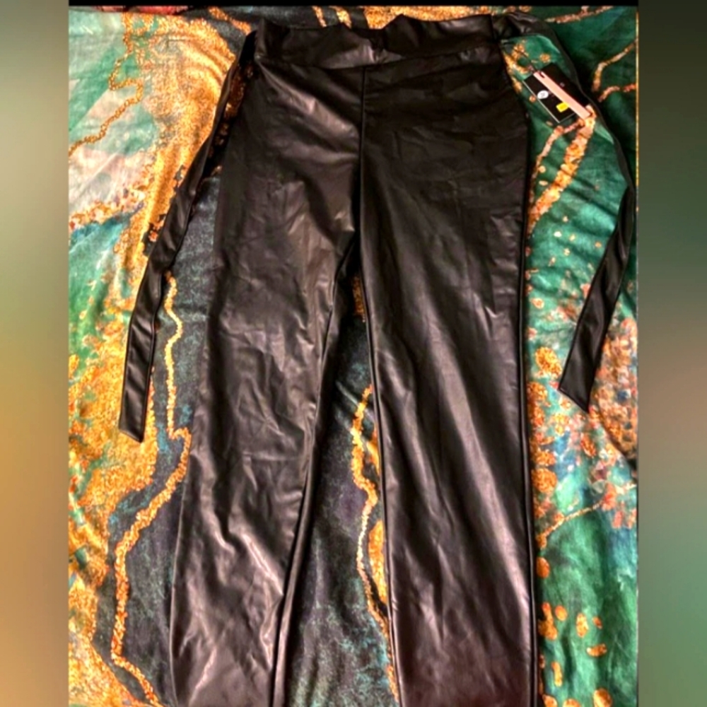 Leather pants shirt is also available.